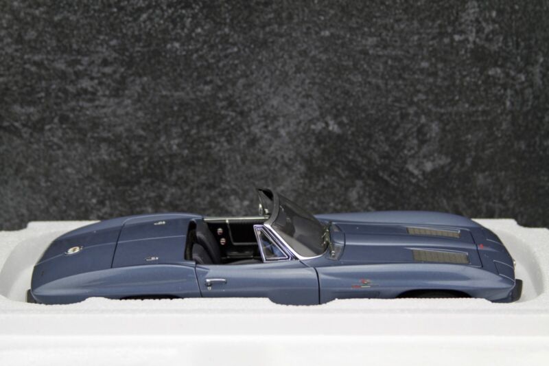 AUTOart 1963 Chevy Corvette Convertible Silver Blue Millennium Collection 1:18