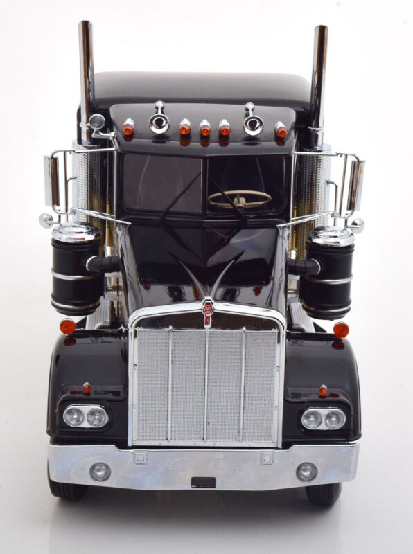 1:18 Road Kings Kenworth W900 Black/Gold