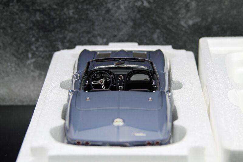 AUTOart 1963 Chevy Corvette Convertible Silver Blue Millennium Collection 1:18