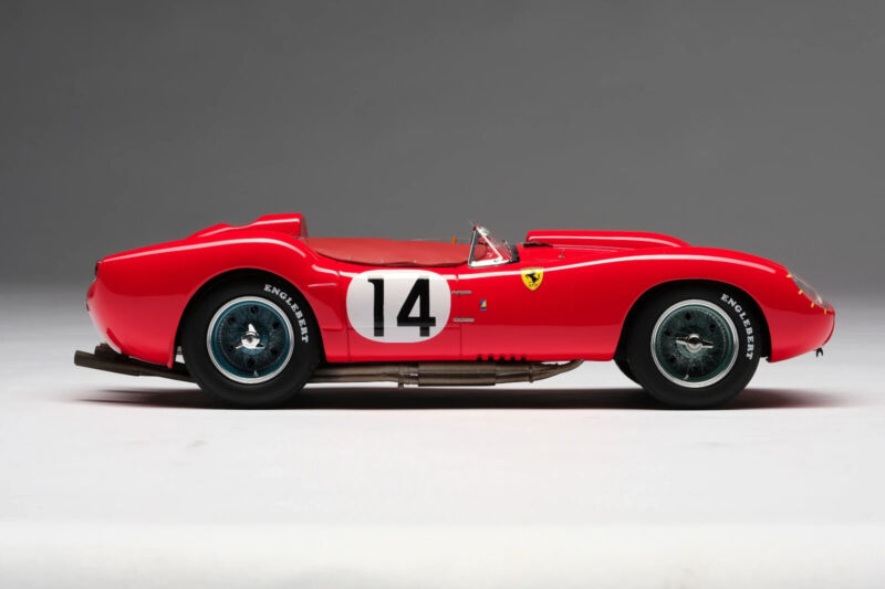 1/18 Amalgam Ferrari 250 TR 1958 Le Mans Winner The outer sleeve has some shelf wear/very minor creasing. Please contact me if you would like pictures of this. This is a very heavy model (10.5 pounds!) due to its heavy mounting base, booklet, and special