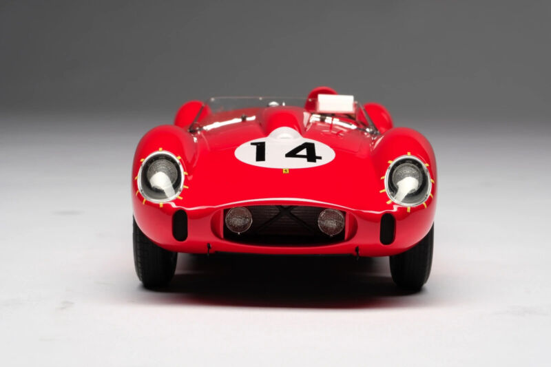 1/18 Amalgam Ferrari 250 TR 1958 Le Mans Winner The outer sleeve has some shelf wear/very minor creasing. Please contact me if you would like pictures of this. This is a very heavy model (10.5 pounds!) due to its heavy mounting base, booklet, and special